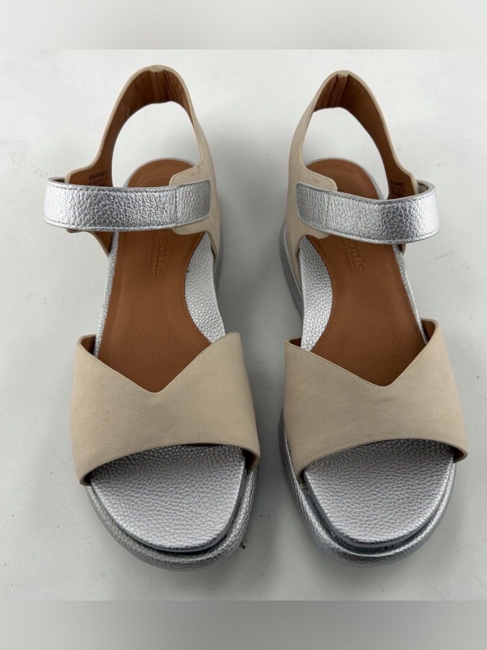 Gentle Souls Comfort Wedge Sandals | Beige & Silver Leather | Size 9.5